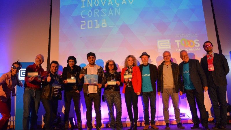 Entrega da premiação à equipe Jacuí, primeira colocada no Desafio de Inovação