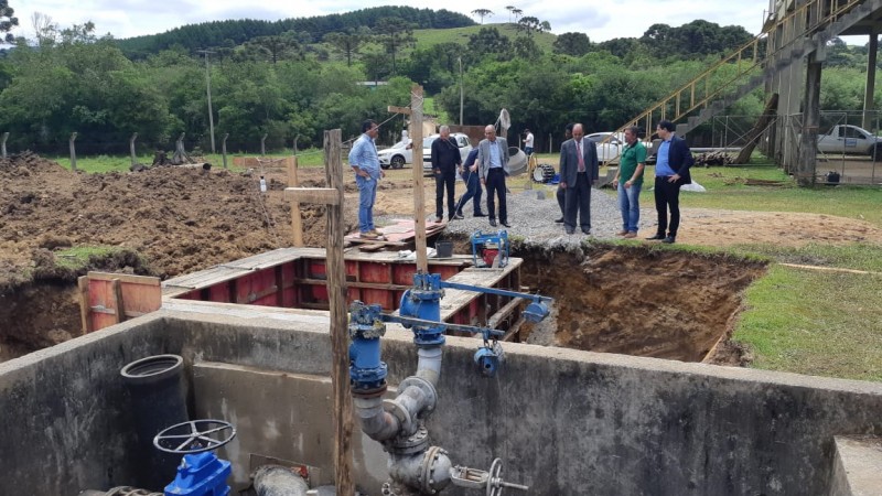 Presidente da Corsan e prefeito de Gramado acompanham obra da Companhia