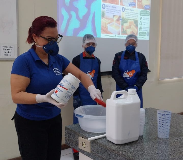 Oficinas para alunos do Colégio Militar em Santa Maria ensinam a transformar óleo de cozinha usado em sabão